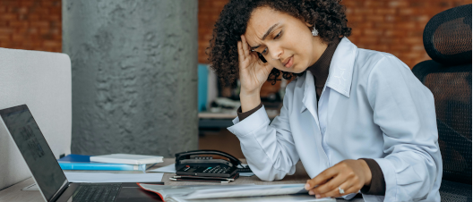 Persona agotada en su puesto de trabajo
