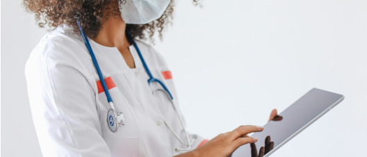 Doctora mirando atentamente a su tablet