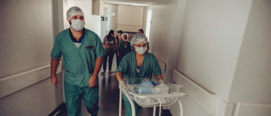Personal sanitario por el pasillo de un hospital